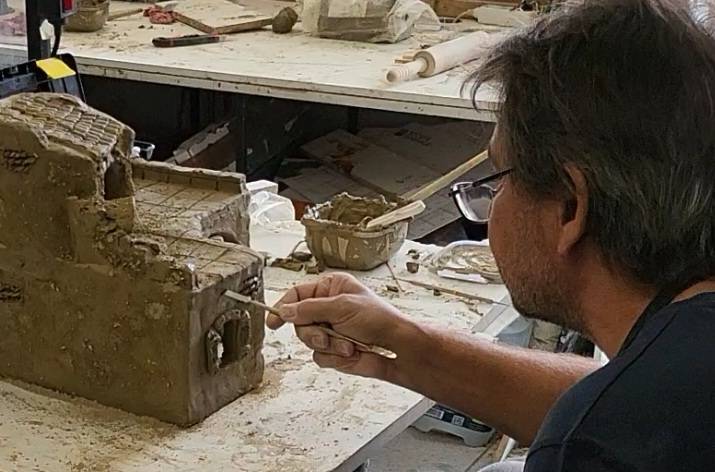 Création de terrains de pétanque miniatures pour crèches avec boules et accessoires réalistes à Aubagne 13400