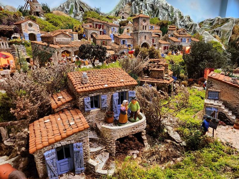 Découvrez et achetez en ligne nos décors de crèche de noël fabriqué à la main dans notre atelier pour vos Santons de Provence ou figurines en argile 7cm à Marseille