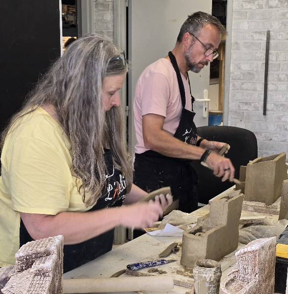 Faites un Stage sculpture et modelage et découvrez notre métier en sculptez votre décor de crèche en argile dans notre atelier à Aubagne