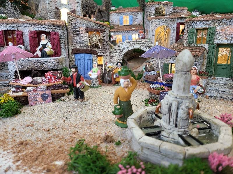 Conception d'accessoires miniatures pour crèche provençale avec des détails réalismes à Marseille
