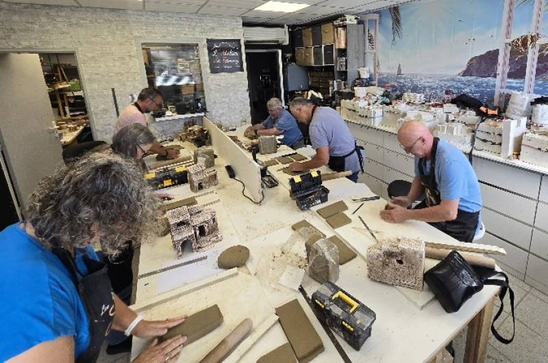 Participez à un Stage sculpture et modelage et découvrez notre métier en sculptant votre décor de crèche en argile dans notre atelier à Aubagne