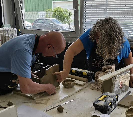 Faites un Stage sculpture et modelage et découvrez notre métier en sculptez votre décor de crèche en argile dans notre atelier à Aubagne