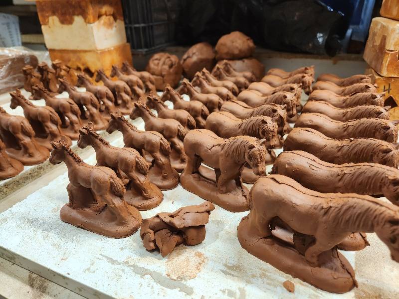 Atelier de fabrication de santons de 7 cm en argile faits main à Marseille