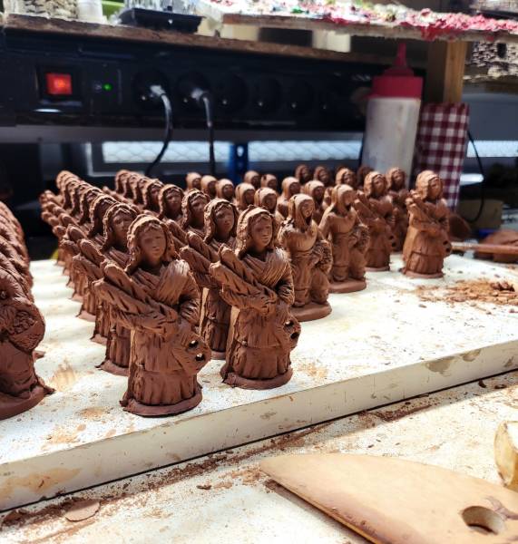 Découvrez la fabrication des santons de Provence en argile pour votre décors de crèche à Aubagne