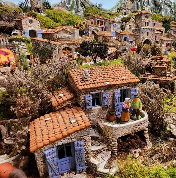 Découvrez et achetez en ligne nos décors de crèche de noël fabriqué artisanalement dans notre atelier pour vos Santons de Provence ou figurines en argile 7cm à Aubagne 