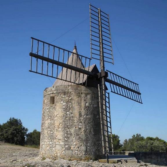 Découvrez l' histoire des moulins de Provence qui sont des monuments emblématiques de la région à Fontvieille