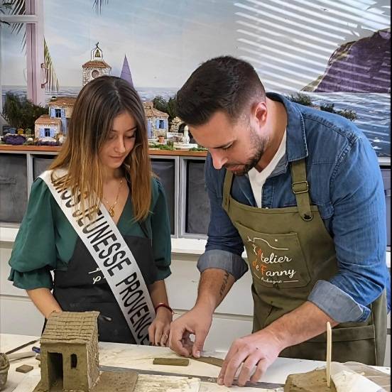 Faites un Stage sculpture et modelage et découvrez notre métier en sculptez votre décor de crèche en argile dans notre atelier à Aubagne