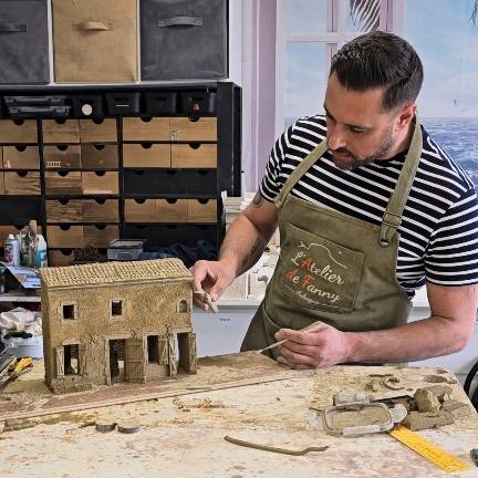 Faites un Stage sculpture et modelage et découvrez notre métier en sculptez votre décor de crèche en argile dans notre atelier à Aubagne
