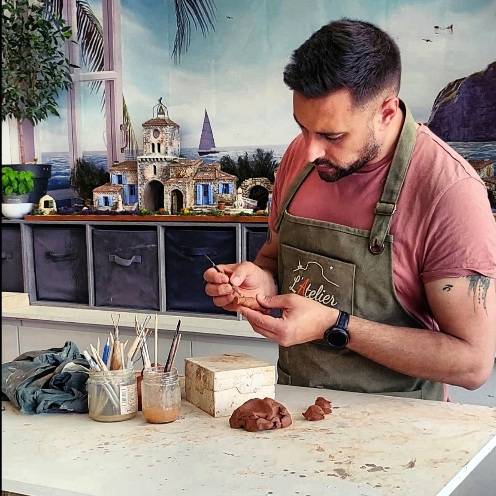 Faites un Stage sculpture et modelage et découvrez notre métier en sculptez votre décor de crèche en argile dans notre atelier à Aubagne