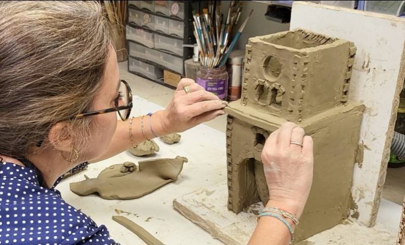 Où participer à un stage de création artisanale de décors pour crèches avec un santonnier expert à Marseille