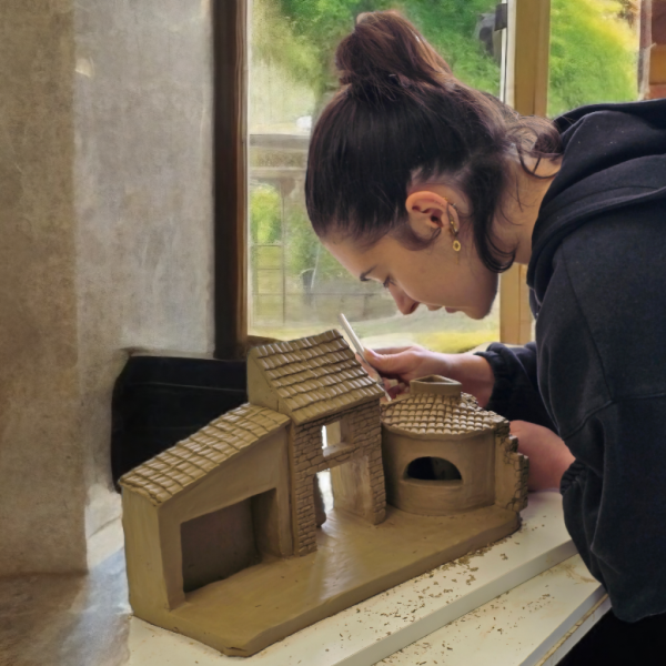 Faites un Stage sculpture et modelage et découvrez notre métier en sculptez votre décor de crèche en argile dans notre atelier à Aubagne