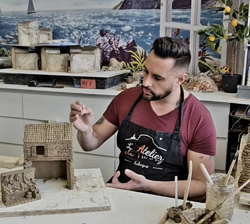 Comment trouver un stage de modelage de décors pour santons authentiques avec un artisan expérimenté à Marseille