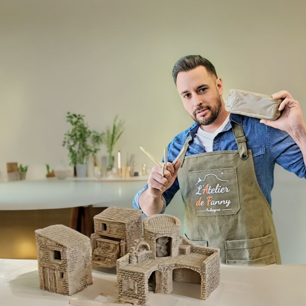 Anthony Macciocu de l'Atelier de Fanny à Aubagne créé des décors de crèche artisanaux et des Santons de Provence en argile 
