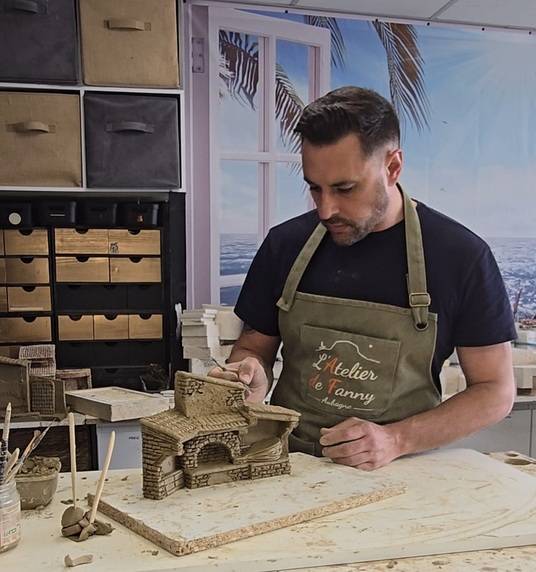 Anthony Macciocu créateur de santons de Provence et décors de crèche à Aubagne 