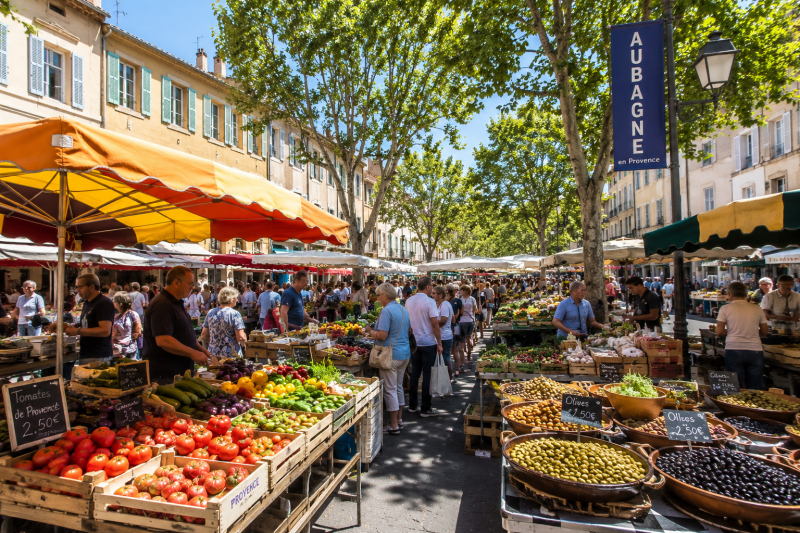Le marché d’**Aubagne**, véritable cœur de la Provence, entre produits du terroir, artisanat local, fruits et légumes de saison et ambiance chaleureuse des villages provençaux près de L’Atelier de Fanny.