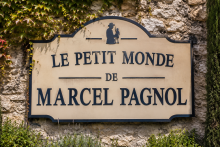 Le Petit Monde de Marcel Pagnol à **Aubagne**, un lieu emblématique de la Provence qui inspire l’univers des **décors de crèche artisanaux** et des villages provençaux de L’Atelier de Fanny.